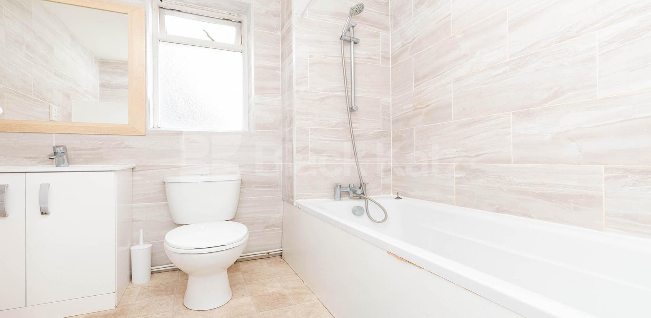 			LARGE 4 BED, 4 Bedroom, 1 bath, 1 reception Flat			 Criterion Mews, UPPER HOLLOWAY 